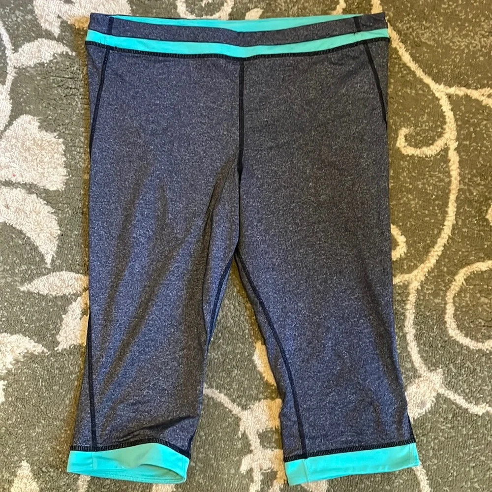 GAP fit work out capris - Picture 1 of 3